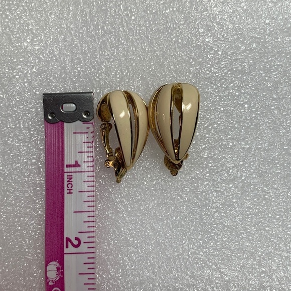 Vintage 1950's Tifari Earrings Cream Gold Tone Petal Drop Clip On 1 inch Jewelry - Picture 11 of 12